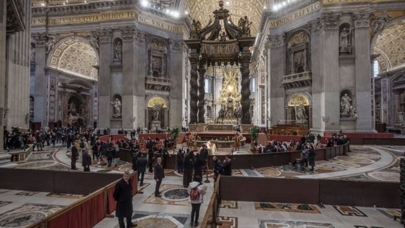 Casi 100 mil personas despiden a Benedicto XVI en la basílica de San Pedro