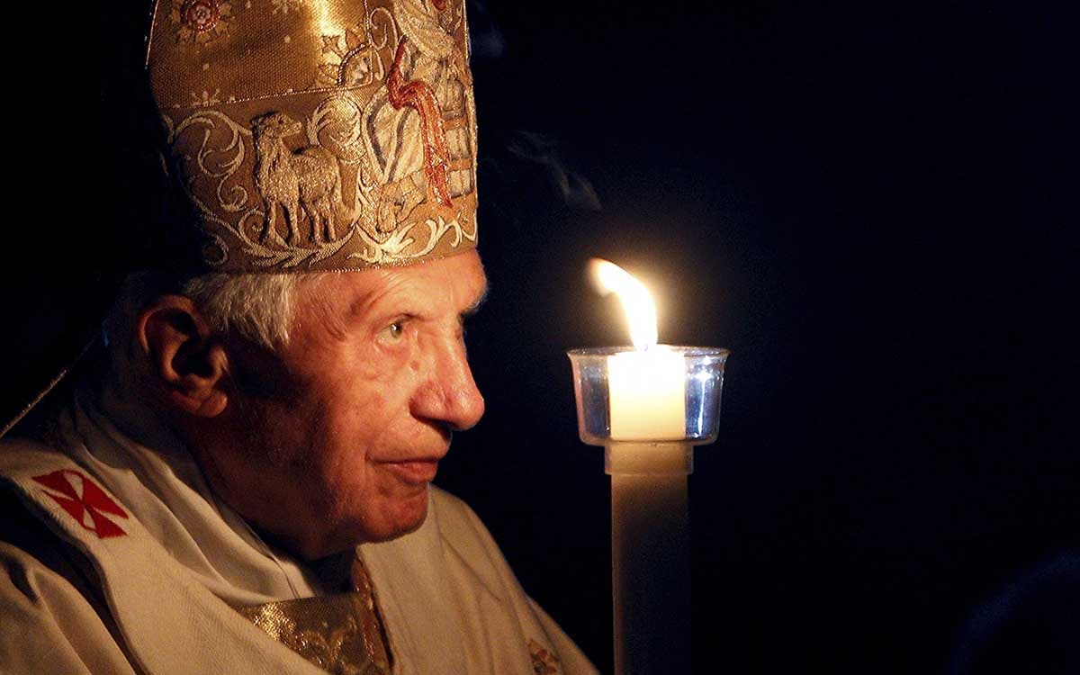 Miles de fieles despiden al papa Benedicto XVI en la basílica de San Pedro